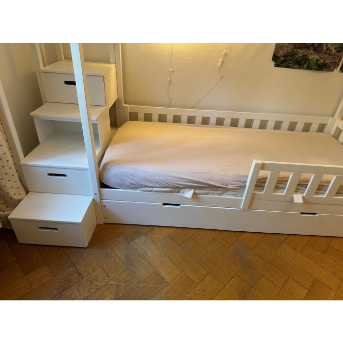 Łóżko piętrowe ze schodami dla dwójki dzieci w jednym pokoju